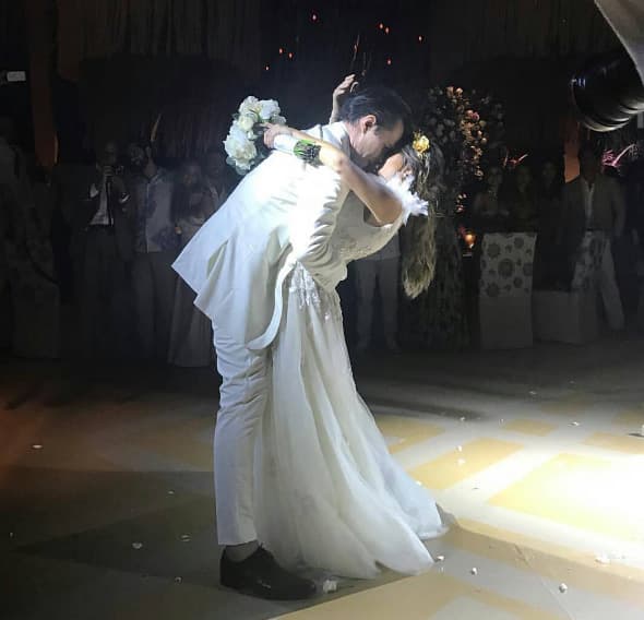 Claudia Álvarez y Billy Rovzar llegaron al altar el sábado 19 de noviembre rodeado de familiares y amigos.