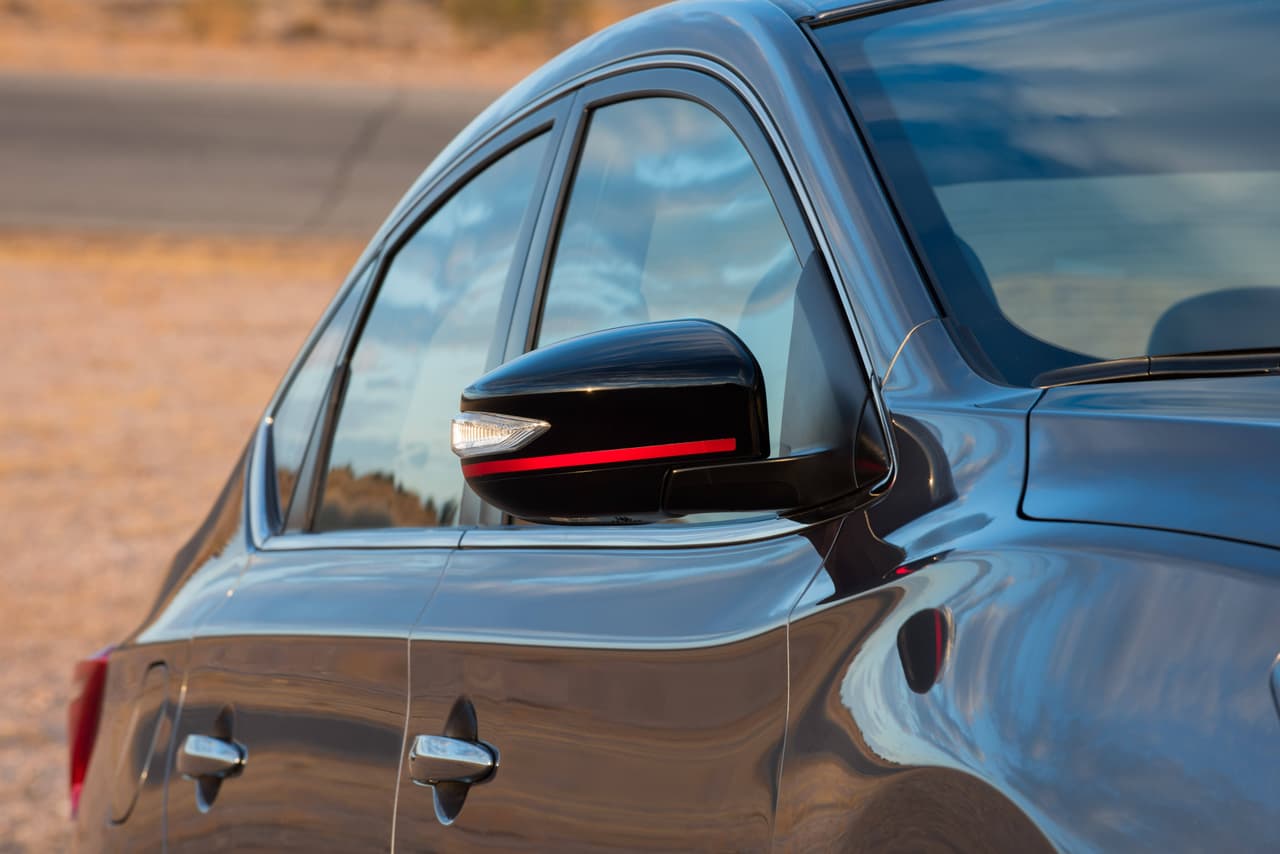 Uno de los detalles deportivos que aporta NISMO al Sentra se ve en líneas en el exterior: los 
<b>espejos retrovisores</b>, además de las 
<b>luces de giro</b>, lleva una 
<b>línea roja</b>, que continúa con los rasgos distintivos.