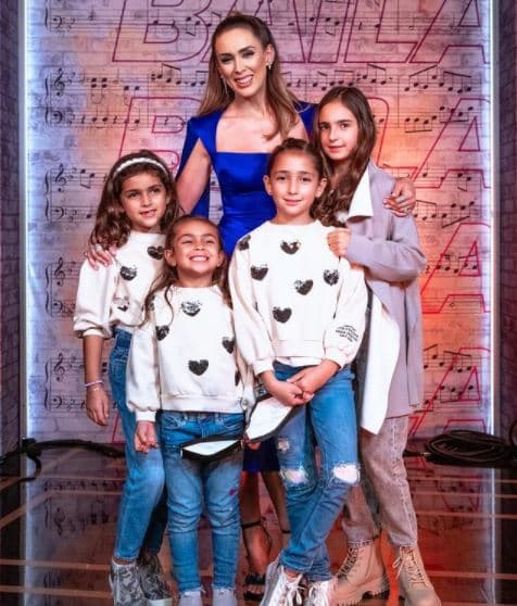 Para empezar, la actriz y presentadora suele vestir a sus hijas de manera muy similar y, a veces, con conjuntos parecidos al suyo.