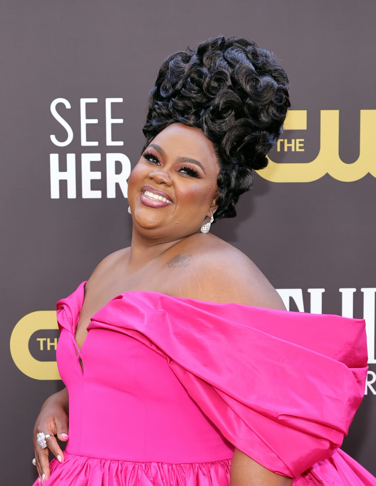 La histrión, que enamoró los reflectores con su característica sonrisa, usó un peinado elevado que estilizó su rostro.