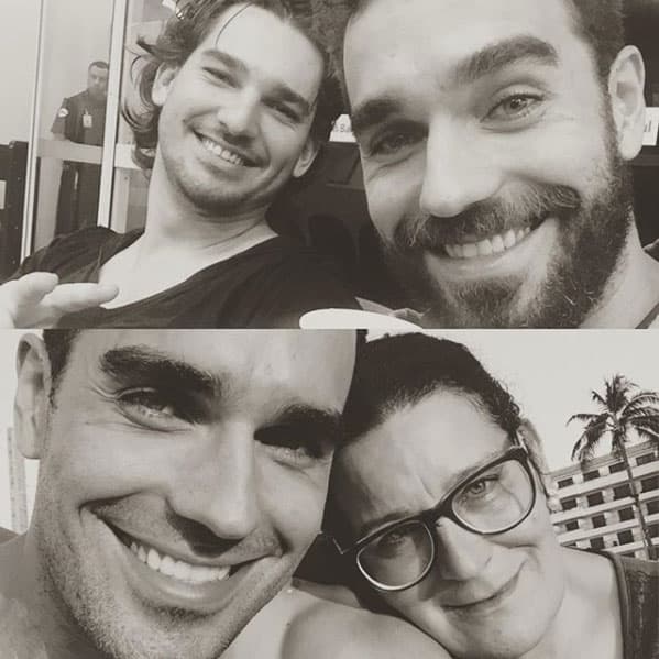 Él es Matheus, el hermano menor de 
<b><a href="https://www.univision.com/shows/el-gordo-y-la-flaca/el-hijo-de-ariadne-diaz-deja-de-lado-la-actuacion-mientras-crece-y-vive-su-infancia-video">Marcus</a></b> y abajo aparece de nuevo al lado de su madre.