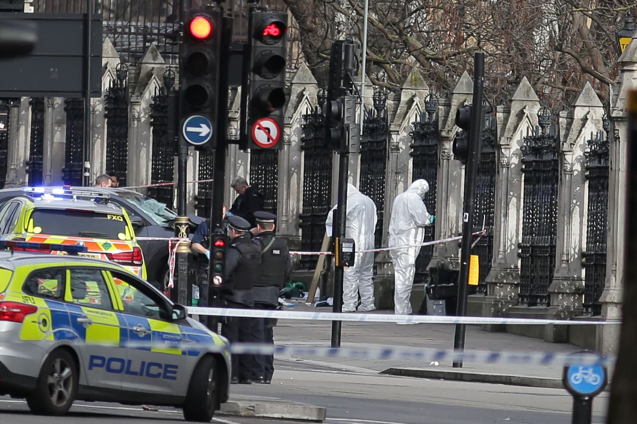 Oficiales forenses recaudan información de una las escenas frente al parlamento británico.