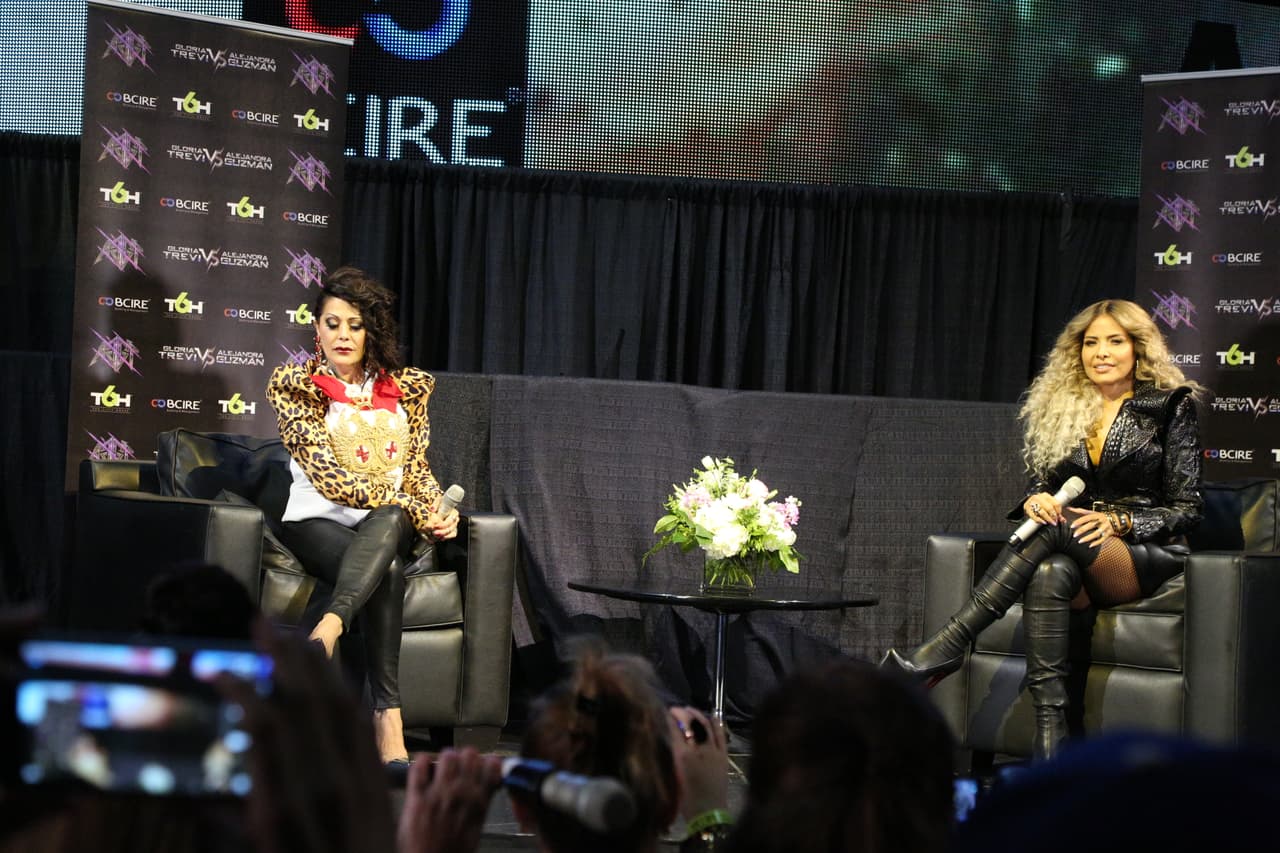 Alejandra Guzmán y Gloria Trevi respondieron a las preguntas de los medios que se dieron cita en la ciudad angelina para platicar acerca de su gira 'Versus'.