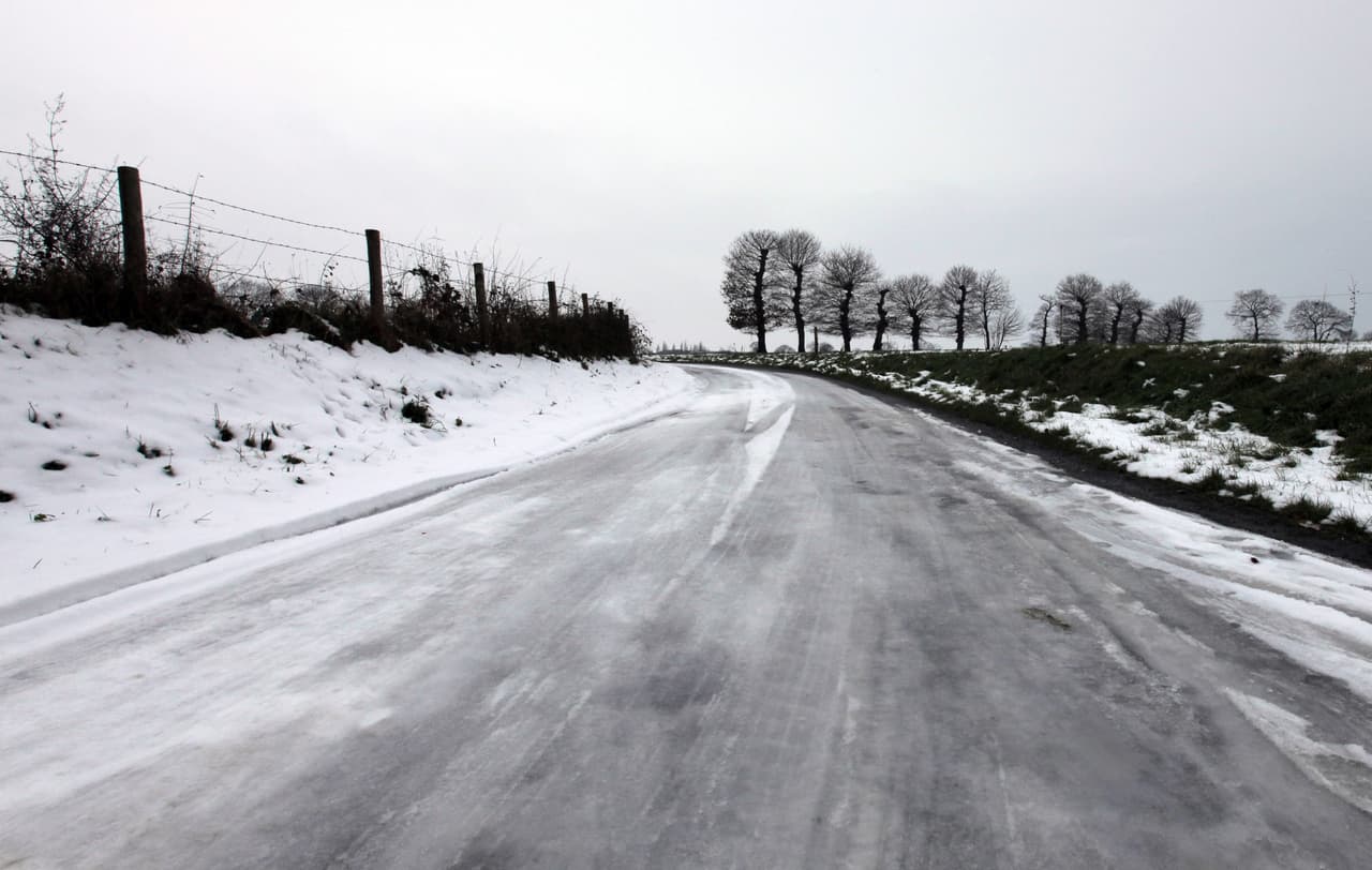 Frena suavemente, aplicando presión lenta y constante para probar la tracción. Acércate lentamente a las curvas, puentes y lugares sombreados. Si comienzas a patinar, mantén la calma. Mantén ambas manos en la rueda, quita el pie del acelerador y mira hacia dónde quieres ir y dirige el carro en esa dirección.
