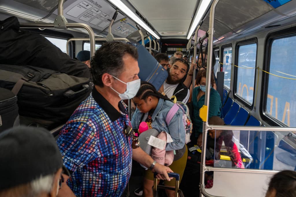 Desde entonces, la Administración Federal de Aviación (FAA, por sus siglas en inglés) avisó de que muchos de los mayores aeropuertos del país ya acusaban
<b>el caos de movilidad </b>que se fue desarrollando hasta este lunes.