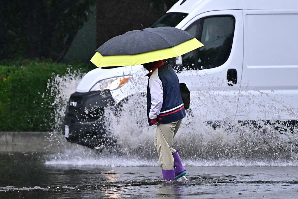 Las autoridades del sur de California levantaron las órdenes de evacuación y reabrieron las principales vialidades afectadas por la tormenta que azotó la región el martes 14 de octubre de 2025.