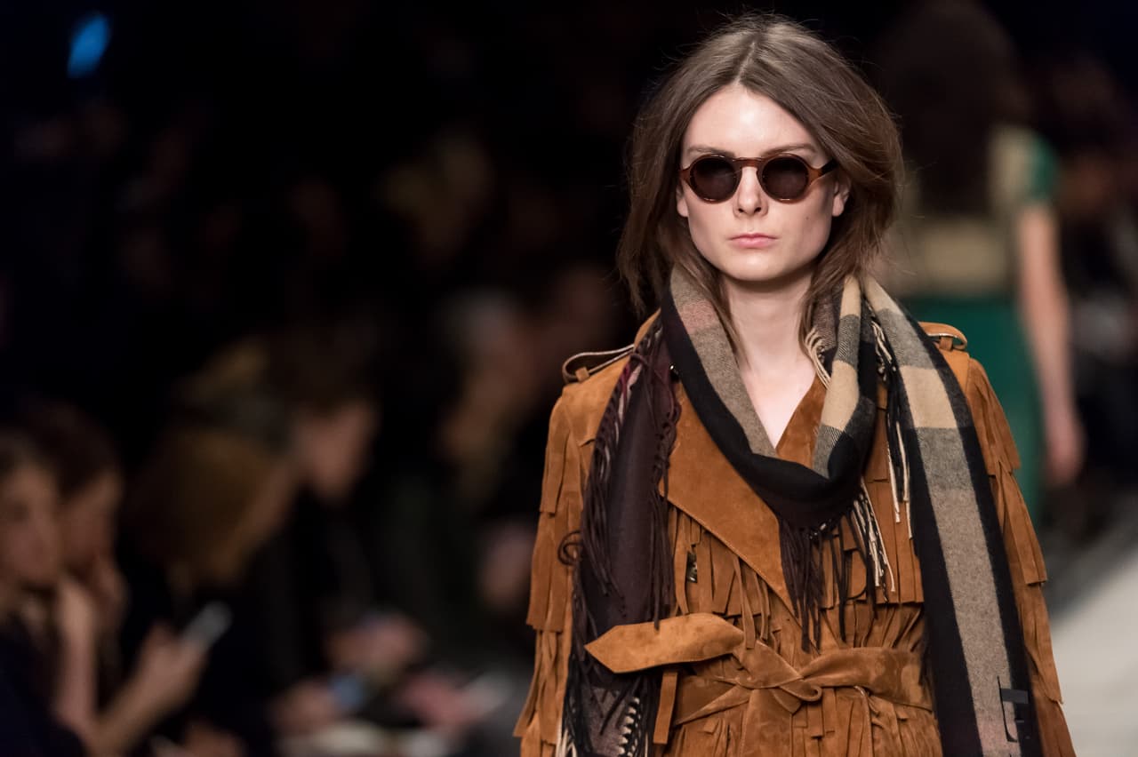 Guarda tus prendas de gamuza en una bolsa de algodón o lino nunca de plástico.