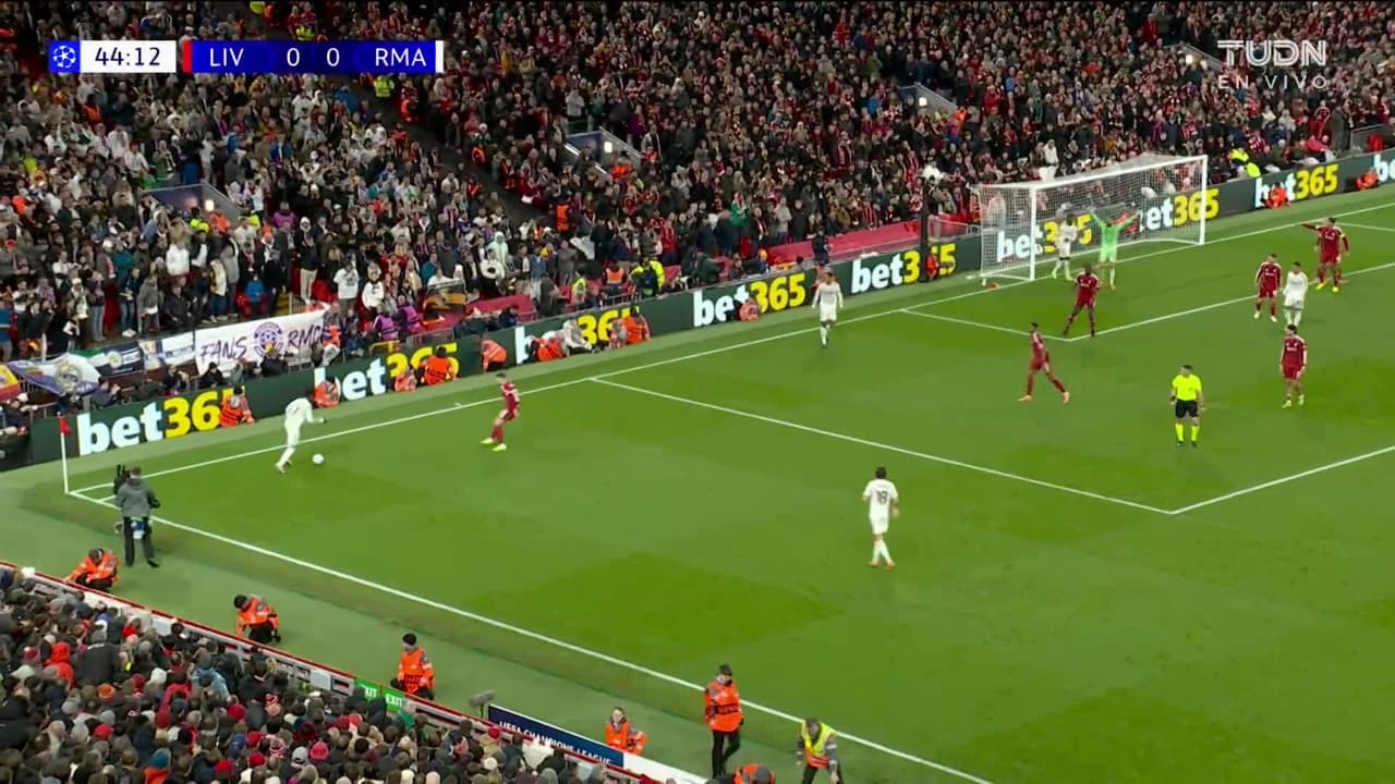 ¡TIRO ATAJADO! disparo por Arda Güler.