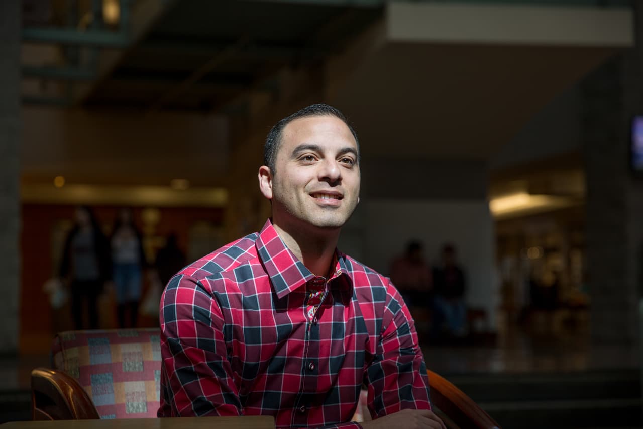 Para este maestro los docentes hispanos tienen dos almas, una en el mundo estadounidense y otra en el latino