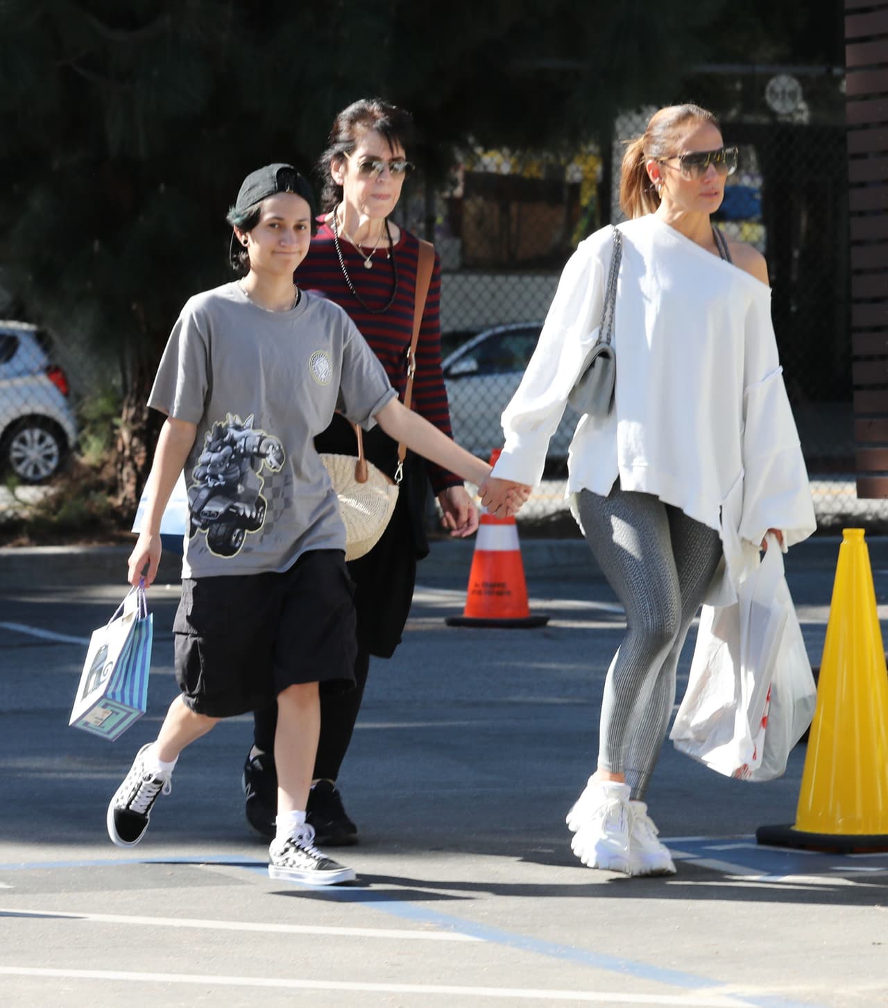JLo y su hija Emme tras hacer compras.