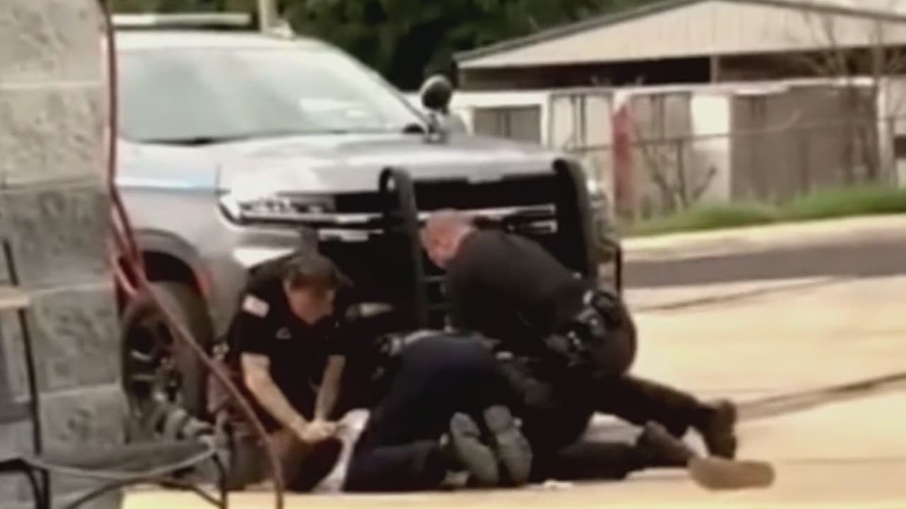 <b>Mira también:</b> La policía estatal de Arkansas abrió una investigación al conocerse un video que muestra a tres uniformados golpeando a un hombre durante un arresto afuera de una tienda en el condado de Crawford. Las imágenes han causado indignación y repudio en las redes sociales. Los agentes involucrados en el incidente fueron suspendidos. 
<b>Más noticias en</b> 
<b><a href="https://www.univision.com/noticias" target="_blank">Univision</a></b>.