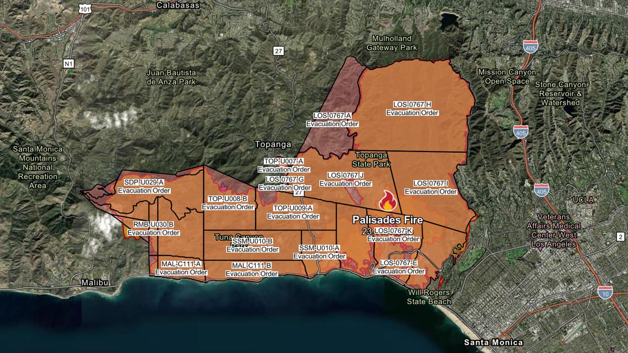 <b>Palisades Fire</b>
<br>Siete zonas se mantienen bajo orden de evacuación mientras continúan los esfuerzos de contención del
<a href="https://www.univision.com/local/los-angeles-kmex/recaudacion-gofundme-podria-afectar-elegibilidad-ayuda-fema">incendio Palisades</a>, que van en un 75%; sin embargo, aún hay 12,317 estructuras en riesgo de las llamas, que hasta ahora han logrado
<b>devastar 23,448 acres de terreno, destruyendo 6,810 estructuras </b>y provocando daños en otras 941. El incidente, que inició la mañana del 7 de enero, ha provocado la
<b>muerte de 11 personas y ha dejado cuatro heridos</b>, entre ellos un bombero. Hay una advertencia de bandera roja vigente hasta las 10:00 a.m. del viernes, lo que dificulta las labores de extinción; se recuerda al público que se mantenga alerta ante las condiciones actuales.