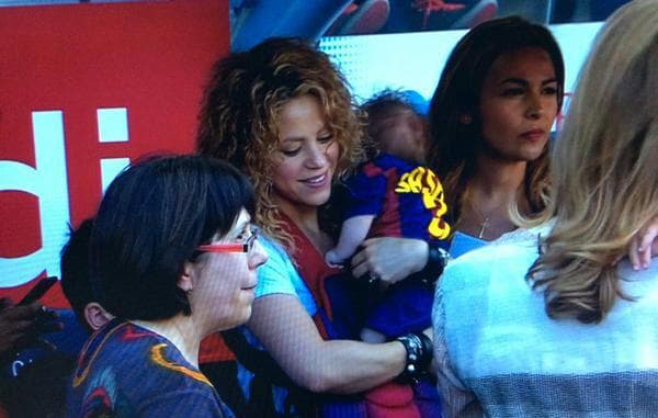 Shakira junto a la cancha.