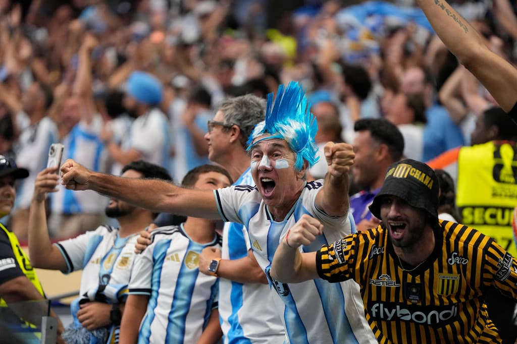 Aficionados argentinos celebran la victoria de su equipo.