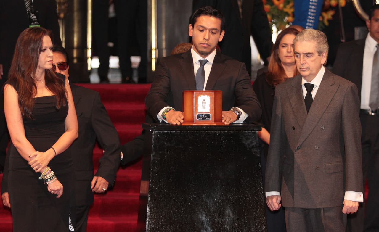 El hijo de Juan Gabriel deposita en el Palacio de Bellas Artes la urna con los restos del cantautor mexicano