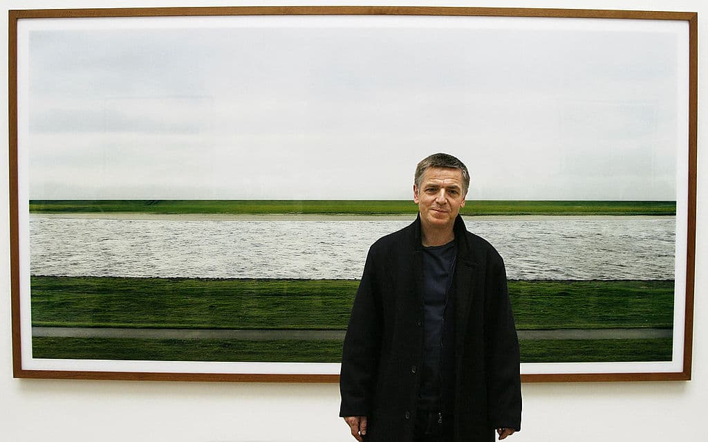Las fotografías igual entran en el campo del arte; no obstante existen algunas que parecen no tener mucho sentido, como la pieza de Andreas Gursky,"Rhein II". La imágen que fue tomada en 1999 muestra el paso de un río, pasto verde y un cielo nublado.