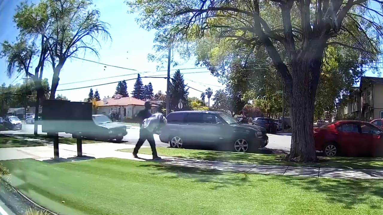 La cacería humana era para encontrar a este sujeto que había sido captado por cámaras de seguridad cargando un asiento para bebés vacío cubierto con una manta y caminando hacia el apartamento de la abuela del bebé Brandon ubicado en Elm Street, donde ocurrió el secuestro el pasado 25 de abril.