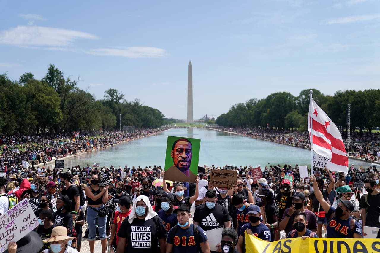 Esta manifestación conmemora la marcha que encabezó Martin Luther King Jr. en 1963 para impulsar la ley de derechos civiles. Reunidos frente al monumento a Lincoln en la capital, políticos, activistas y familiares de afroestadounidenses muertos bajo custodia policial han dado discursos contra la discriminación y por la justicia en los casos de violencia policial contra afroestadounidenses.