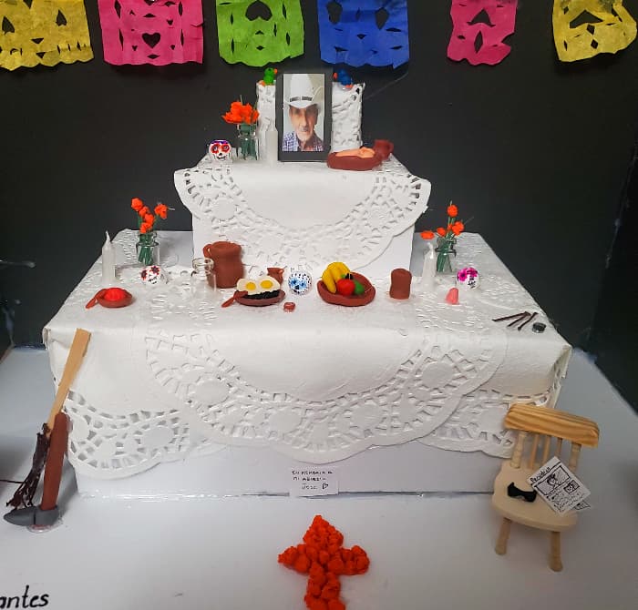 Ana Salgado envió esta foto de su altar. Su abuelito falleció el pasado 20 de octubre y su hija hizo un altar como proyecto escolar.
