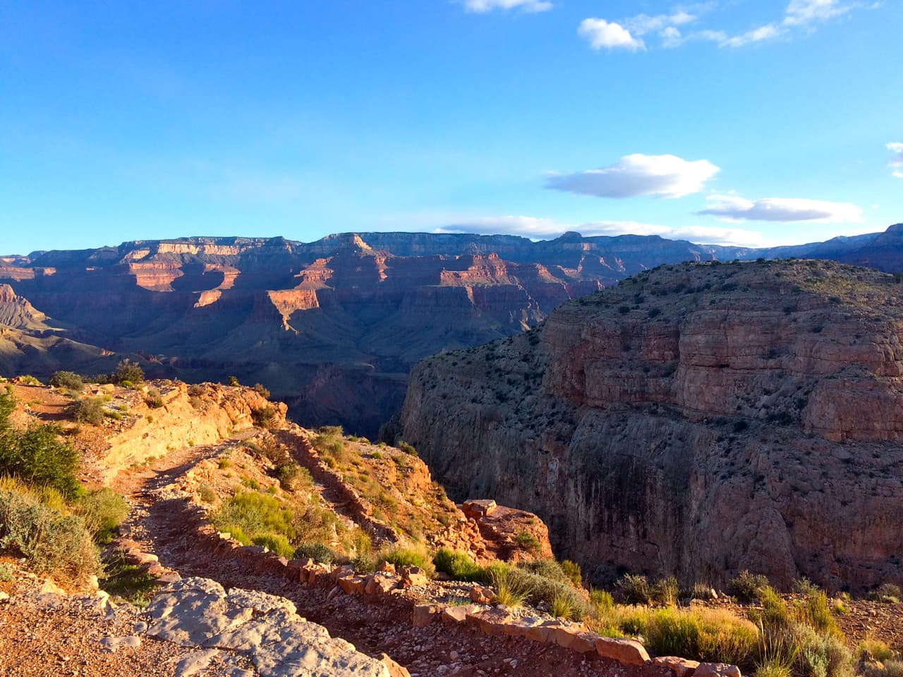 En total son aproximadamente unas 17 millas el recorrido completo, descendiendo de 7260 pies de altura a unos 2500 donde se encuentra el rio, y luego volviendo a ascender a 6860 de altura.