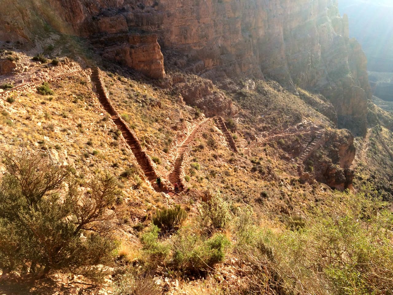 Una de las rutas más conocidas es descender al rio Colorado vía el camino South Kaibab trail y subir a través del Bright Angel Trail.