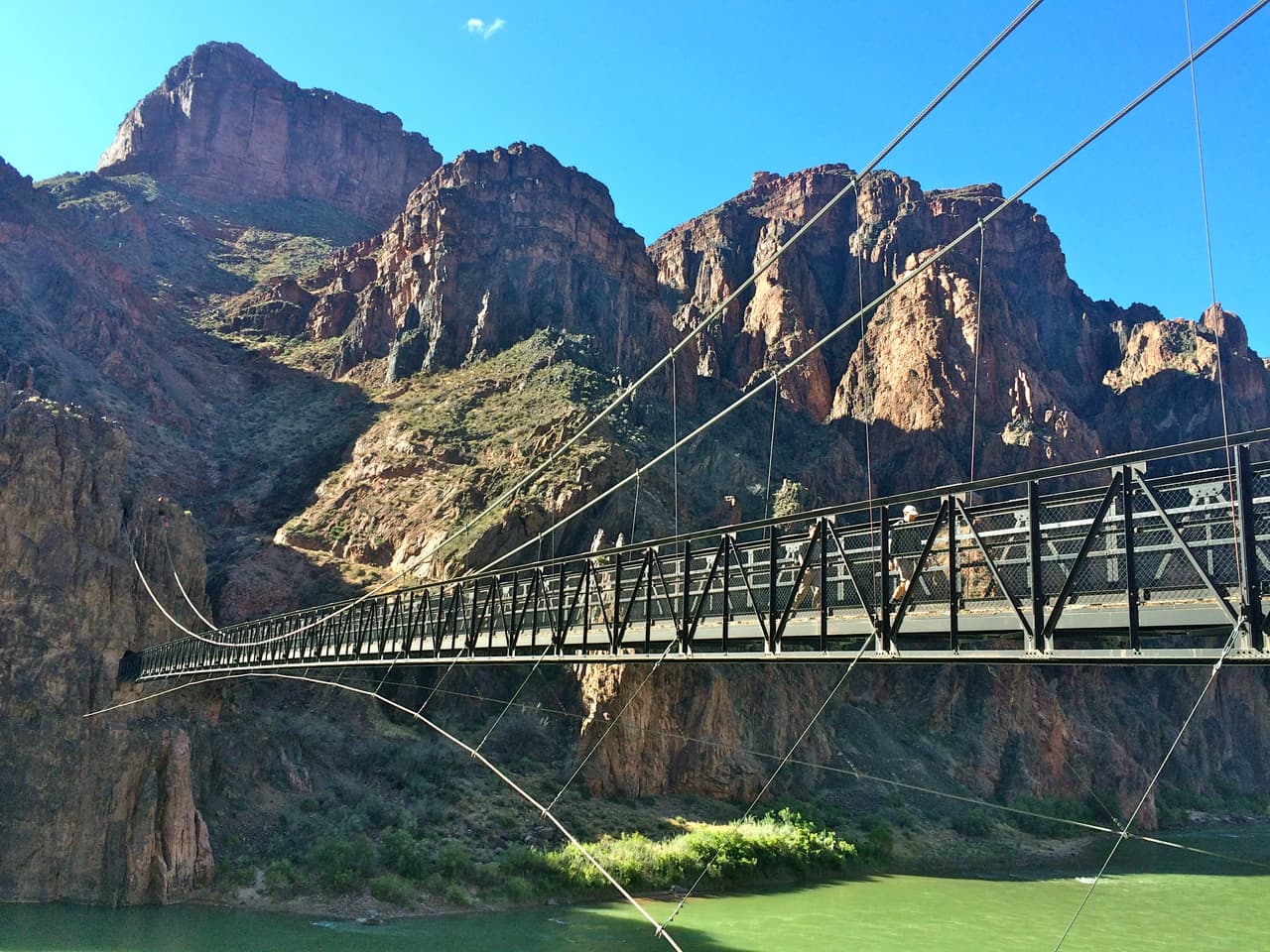 Al llegar al fondo hay puentes que conectan un lado del cañón del otro.