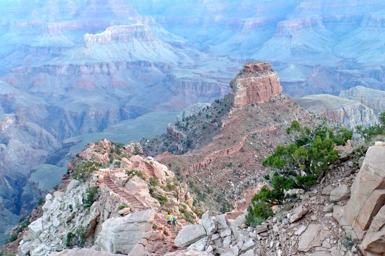 Los caminos están bien cuidados, pero hay que tener cuidado al pisar porque hay secciones con desniveles y piedritas que pueden hacer que te resbales.