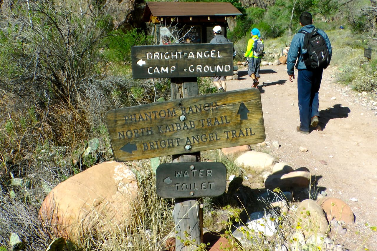 Desde Phantom Rach al tope del South Rim vía Bright Angel Trail son 9.9 millas.