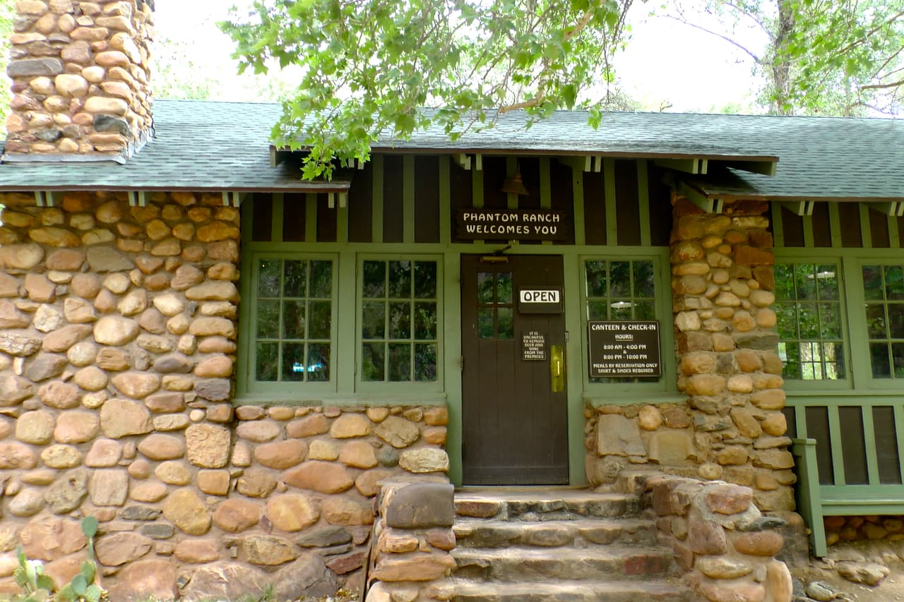 Un punto conocido de descanso en el fondo del Gran Cañón es Phantom Ranch donde hay cabañas y espacios para acampar. Para hospedarse allí hay que reservar con mucha antelación llamando al 888-29-PARKS. También cuenta con una cafetería.