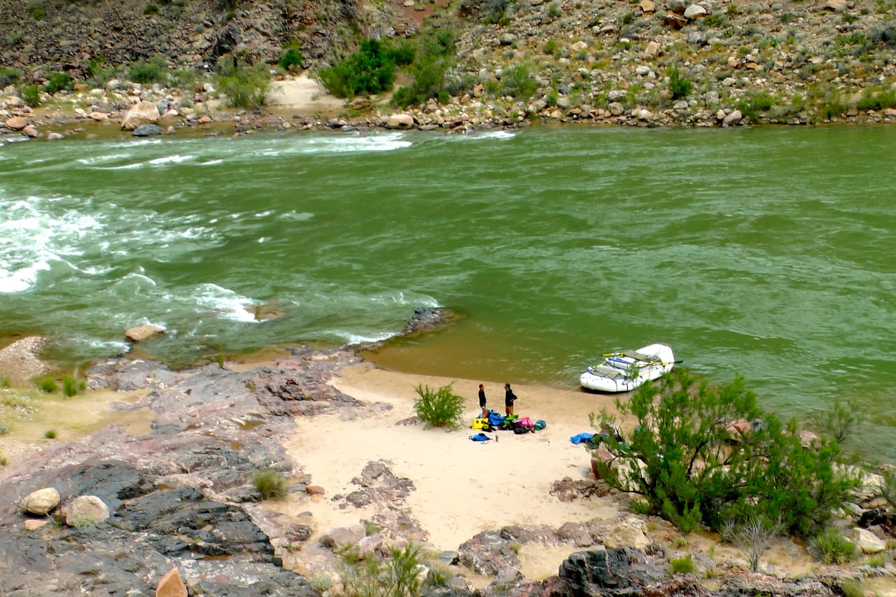 Hay paseos en bote que puedes tomar en el río. Son costosos pero valen la pena.
