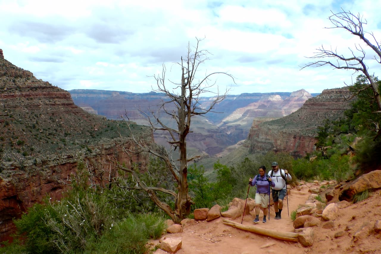 Independientemente de si te lanzas a pie o en mula, la experiencia de recorrer esos caminos rodeados de formaciones rocosas de unos dos mil millones de años será una experiencia inolvidable.