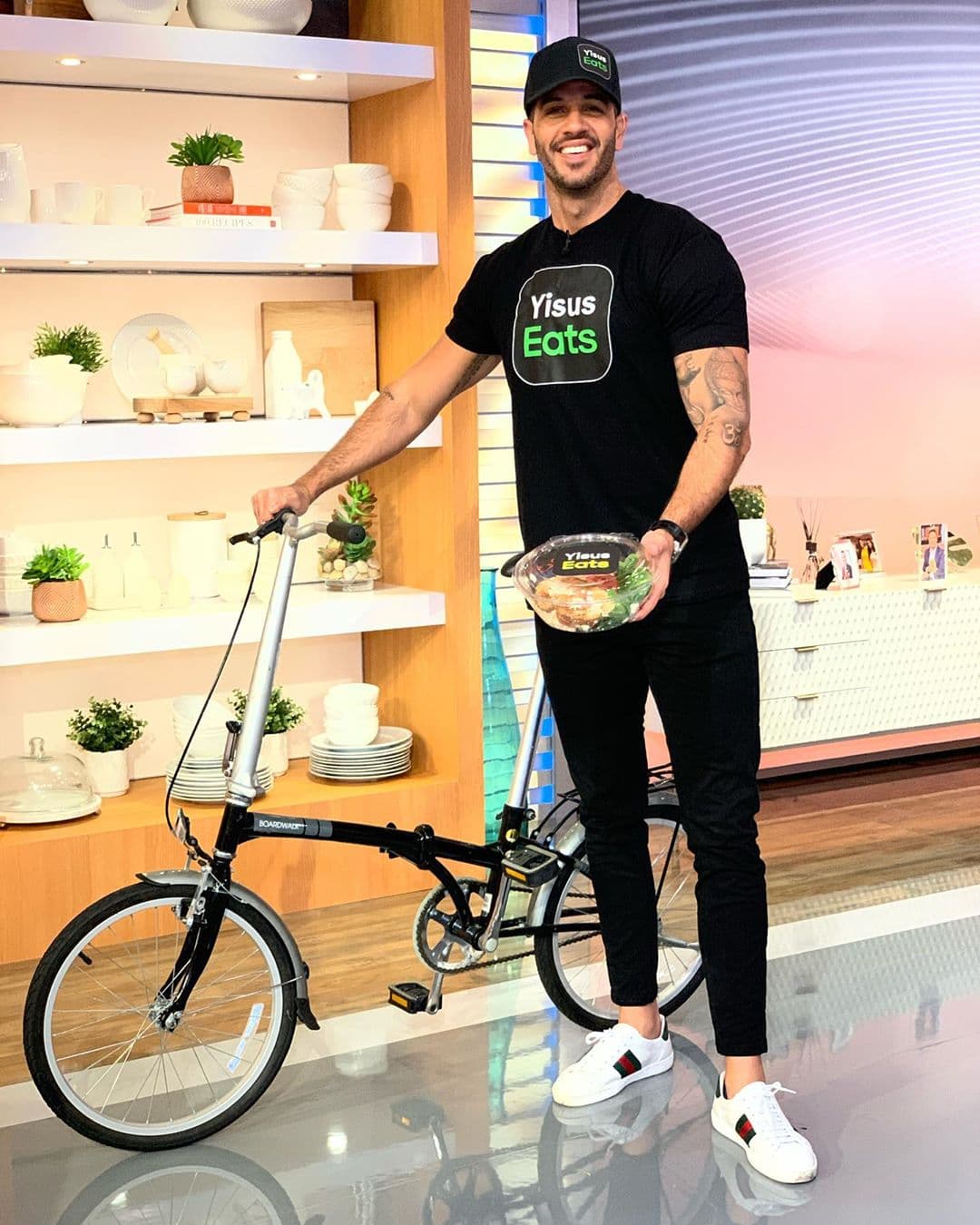 Yisus preparó un negocito: 
<a href="https://www.univision.com/shows/despierta-america/no-solo-cocina-el-chef-yisus-esta-estrenando-negocio-y-mostro-su-habilidad-ante-las-camaras-video">entrega de alimentos: Yisus Eats</a>, precisamente en la entrega del galardón.