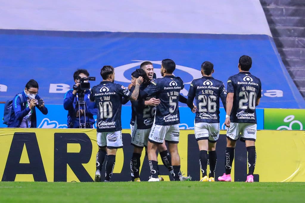 El Rebaño tuvo la primera de peligro en los botines de Oribe Peralta, Jesús Molina cobraba un penal y el gol no llegaba. Ormeño (38’) abrió el marcador con un soberbio testarazo y Miguel Ángel Ponce (47’) emparejó los cartones. En la J2, Puebla y Chivas se medirán a Cruz Azul y Toluca, respectivamente.