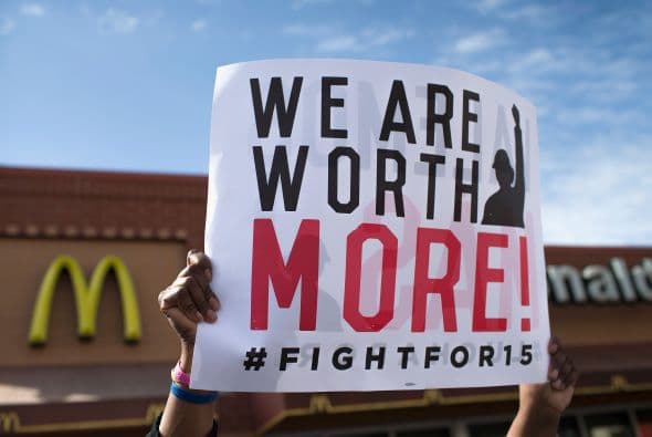 Las protestas comenzaron a primera hora en Chicago, donde empleados de restaurantes de comida rápida se reunieron frente a un local de McDonalds en el sur de la ciudad con carteles.
