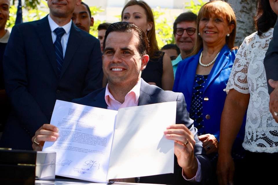 Gobernador de Puerto Rico firmó la ley de reforma educativa enfocada en las escuelas charter y vales educativos