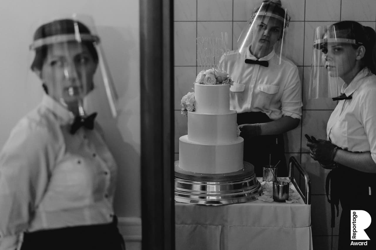 EL trabajo en la
<a href="https://www.instagram.com/dobrowolski_weddings/"><u>celebración</u></a>. Las inusuales fotos que logran resultan de su técnica: nadie posa y ellos registran las cosas que pasan en los eventos tal como son.