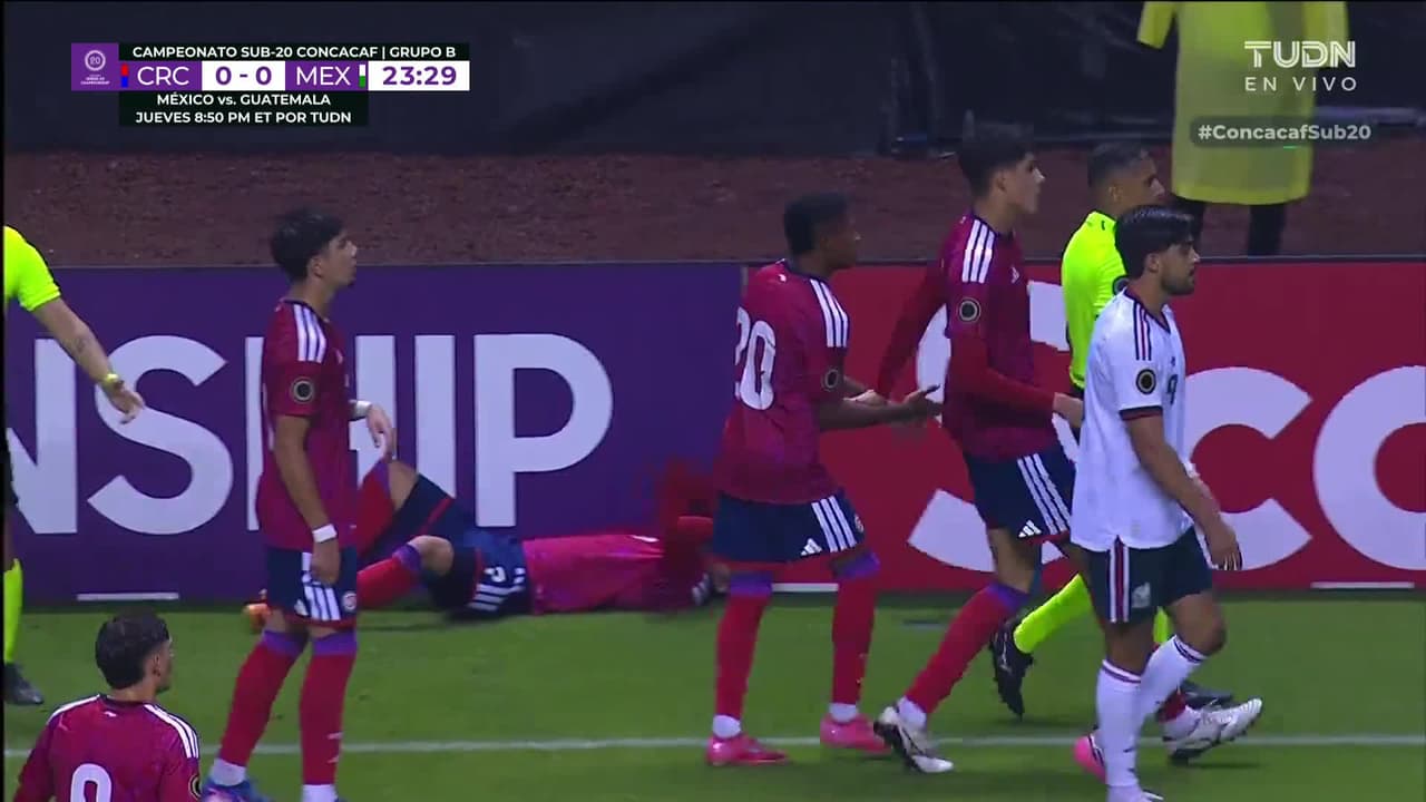 ¡Se prenden los ánimos! Futbolistas de Costa Rica y México se empujan, tras falta