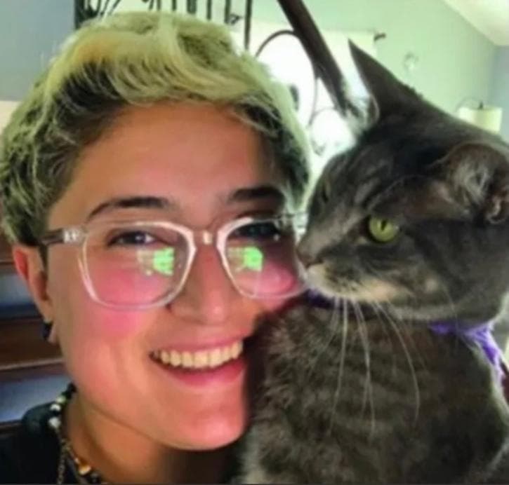 “Pensamos que fue un ataque que la tenía como blanco a ella. Había muchos secuestradores y creemos que sigue cautiva”, dijo el agente especial del FBI en San Francisco, Robert Tripp, en entrevista con Noticias Univision 14.
<br>
<br>El folleto de persona desaparecida publicado por el FBI para anunciar la recompensa describe a Mónica como una mujer de piel blanca, ojos y cabello cafés, con una estatura de 5 pies 7 pulgadas y un peso aproximado de 240 libras.