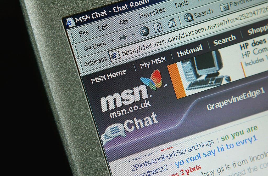 Pero Microsoft no pudo seguir el ritmo de los competidores, perdiendo el respeto entre los usuarios por su escasa seguridad, páginas web fallidas y lentitud.