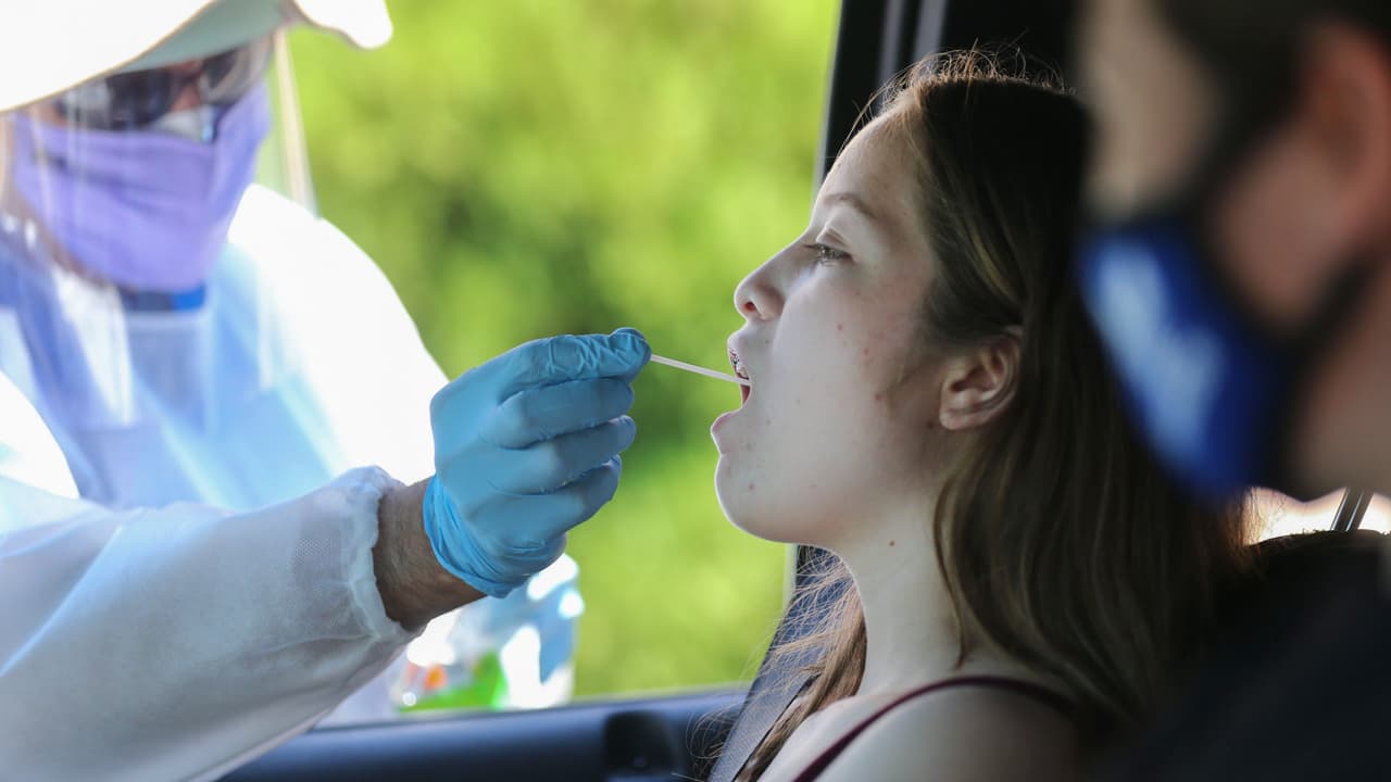 ¿Qué tanto ha funcionado la medida de toma de pruebas del coronavirus a estudiantes en escuelas de Los Ángeles?