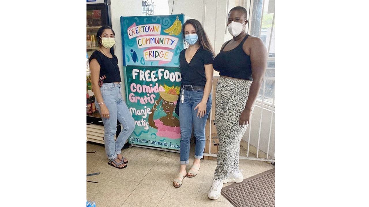 La organización sin ánimo de lucro 'Buddy System' ubica refrigeradores llenos de comida en zonas marginadas de Miami, para beneficio de los que más lo necesitan.