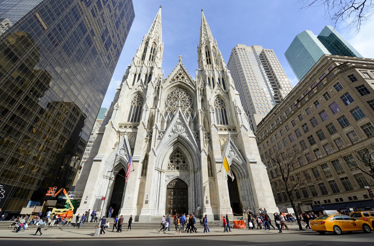 <b>Catedral de San Patricio, Nueva York.</b> Hasta 2,000 personas pueden presenciar una misa simultáneamente en esta enorme iglesia católica en Manhattan, una de las más grandes del país. Su ventanal de 26 pies de ancho y sus torres gemelas de 330 pies de altura hacen que encaje perfectamente en la escala de la ciudad. 
<br>