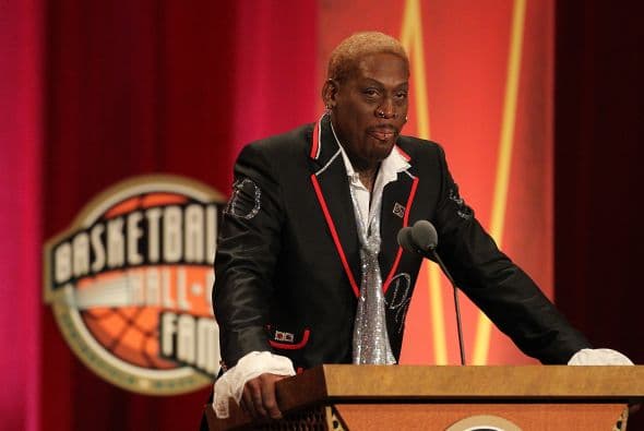 El estrafalario estelar de la NBA Dennis Rodman visitó la corte varias veces por violencia doméstica y manejar bajo los efectos del alcohol. En 2008 fue sentenciado a un año de prisión por golpear a su esposa.