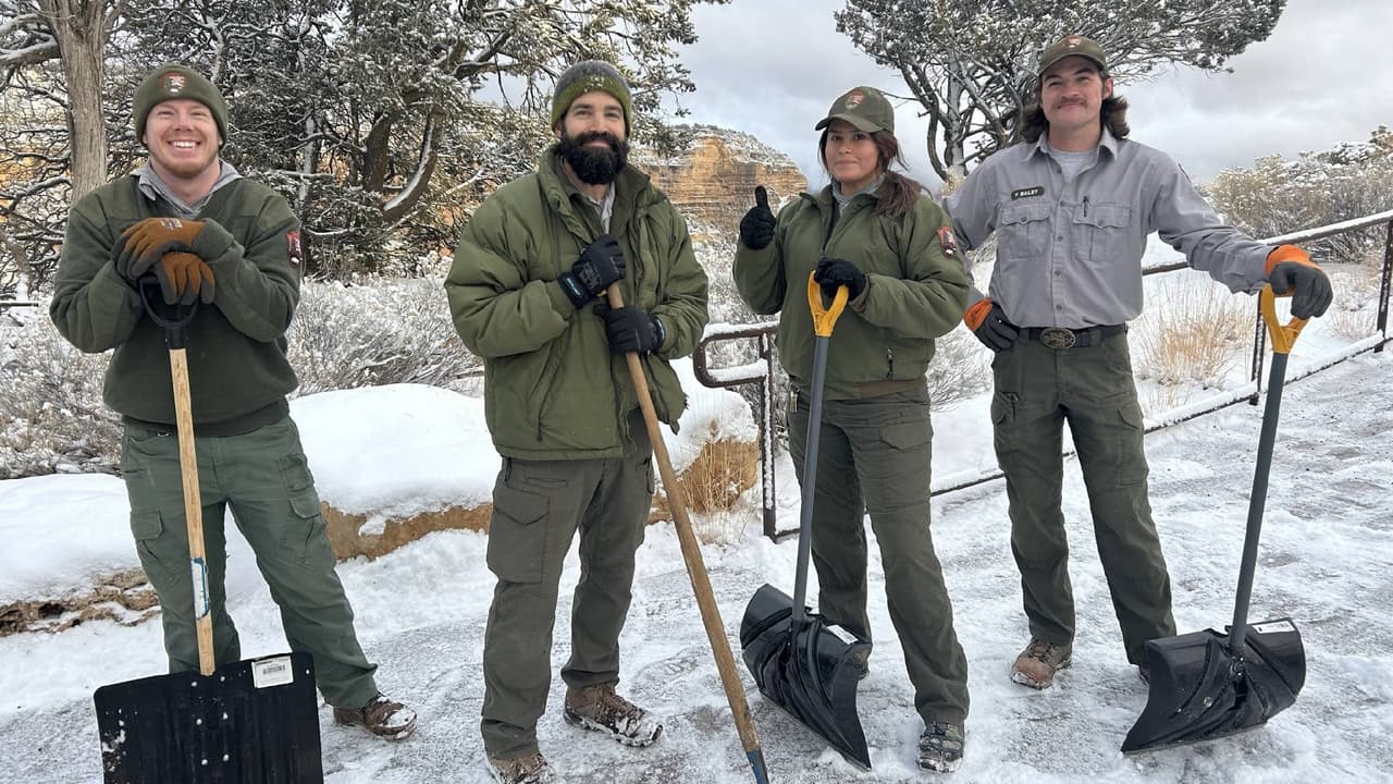 “Hola, primera nevada de 2024! Si alguna vez has soñado con una escapada mágica de invierno, el Gran Cañón cubierto de nieve es nada menos que encantador”, así fue como recibieron la nieve en el Parque Nacional.