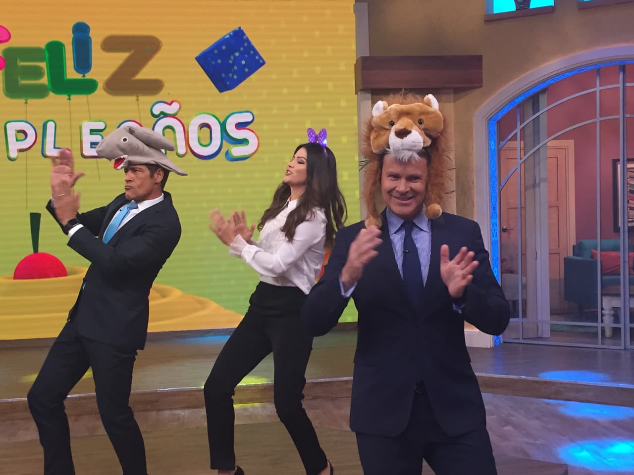 El baile matutino y los sombreros graciosos no podían faltar en este festejo para los cumpleañeros.