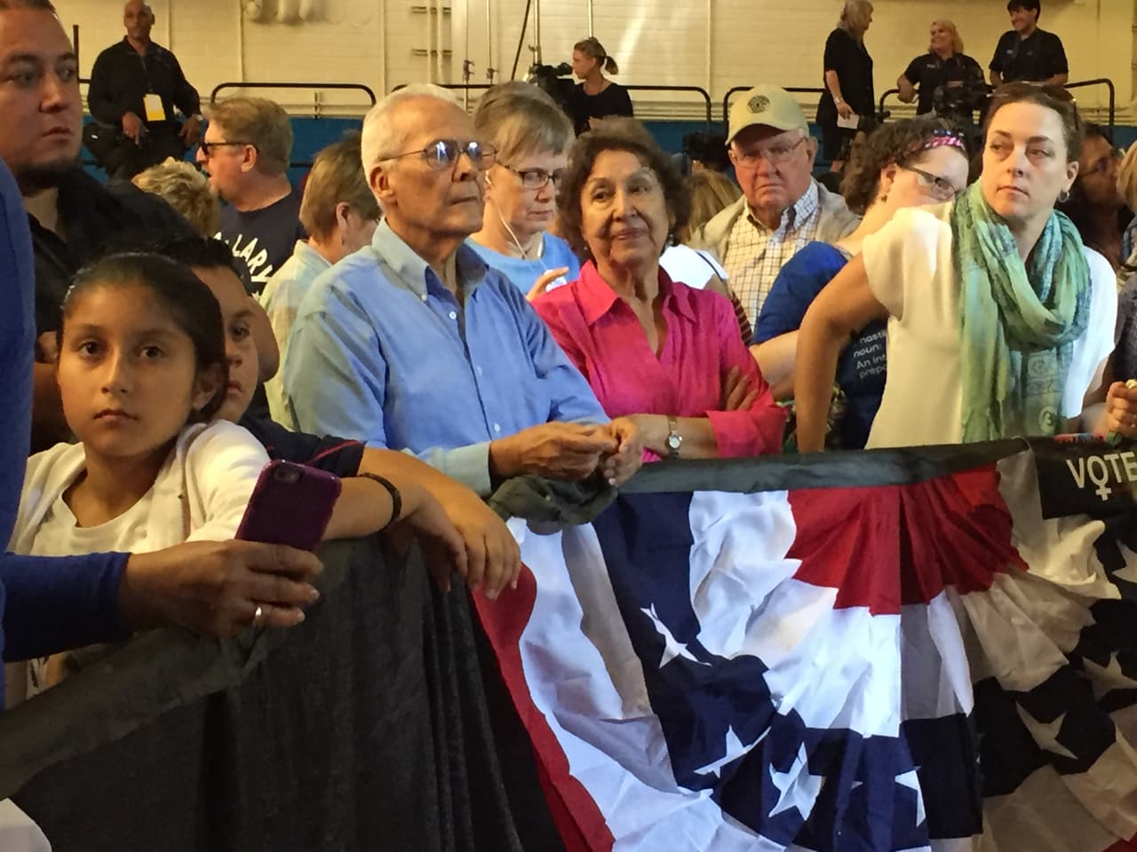 Decenas de personas desde adultos hasta niños esperaron el discurso del senador Tim Kaine.