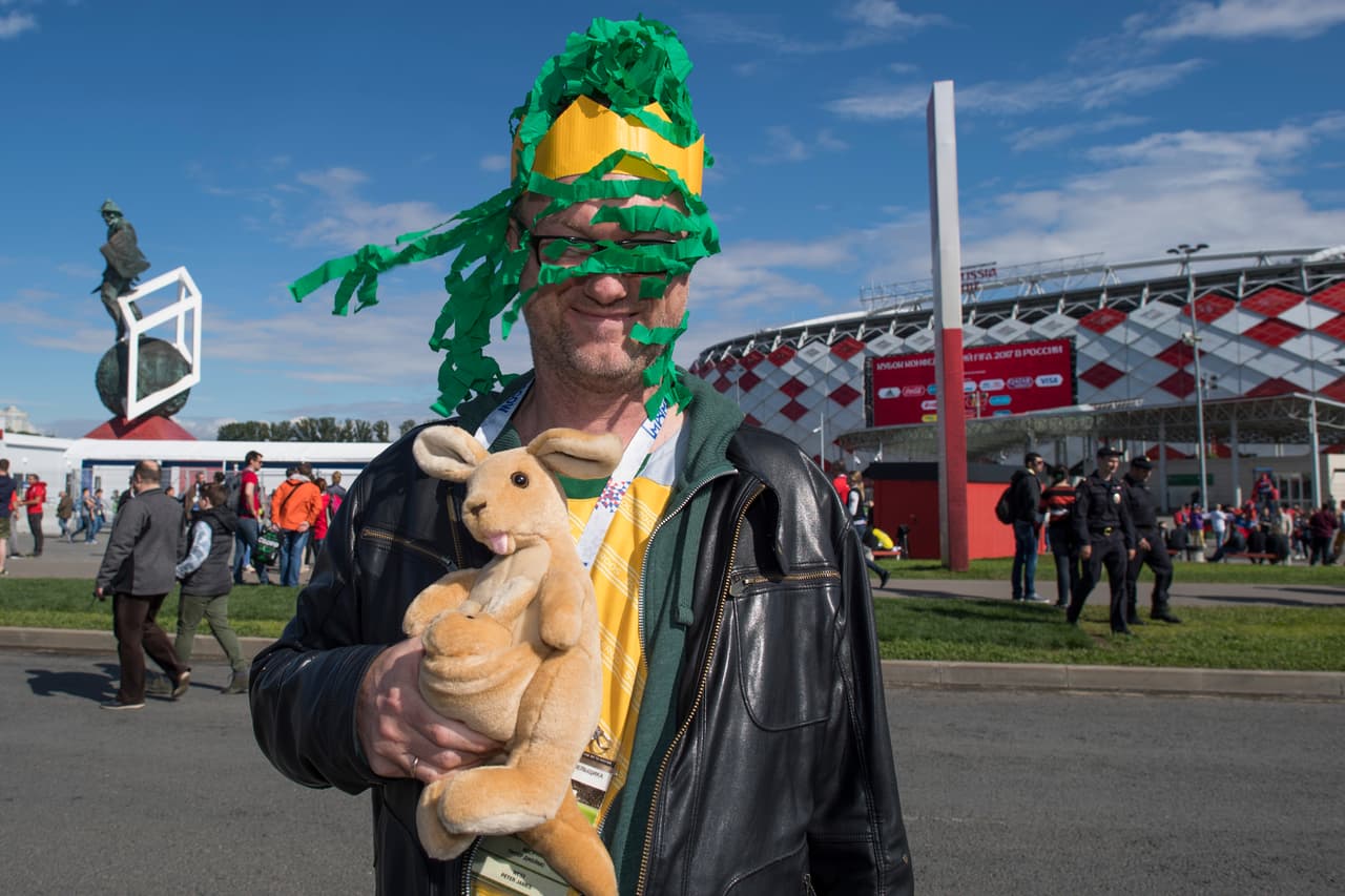 Los pocos australianos que llegaron al Otkrytiye Arena no se quisieron quedar atrás y con sus atuendos también llamaron la atención.