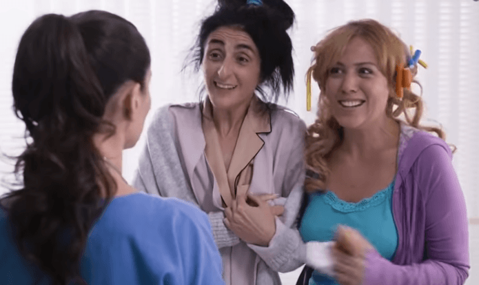 Lorenza acude al hospital porque Emiliano está enfermo.