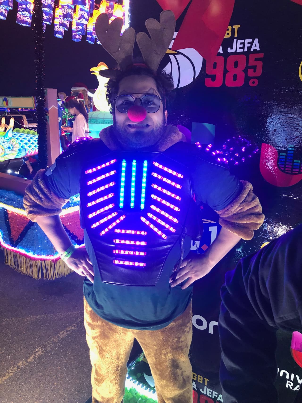 El espíritu navideño también brilló gracias a la ayuda de este deslumbrante reno.