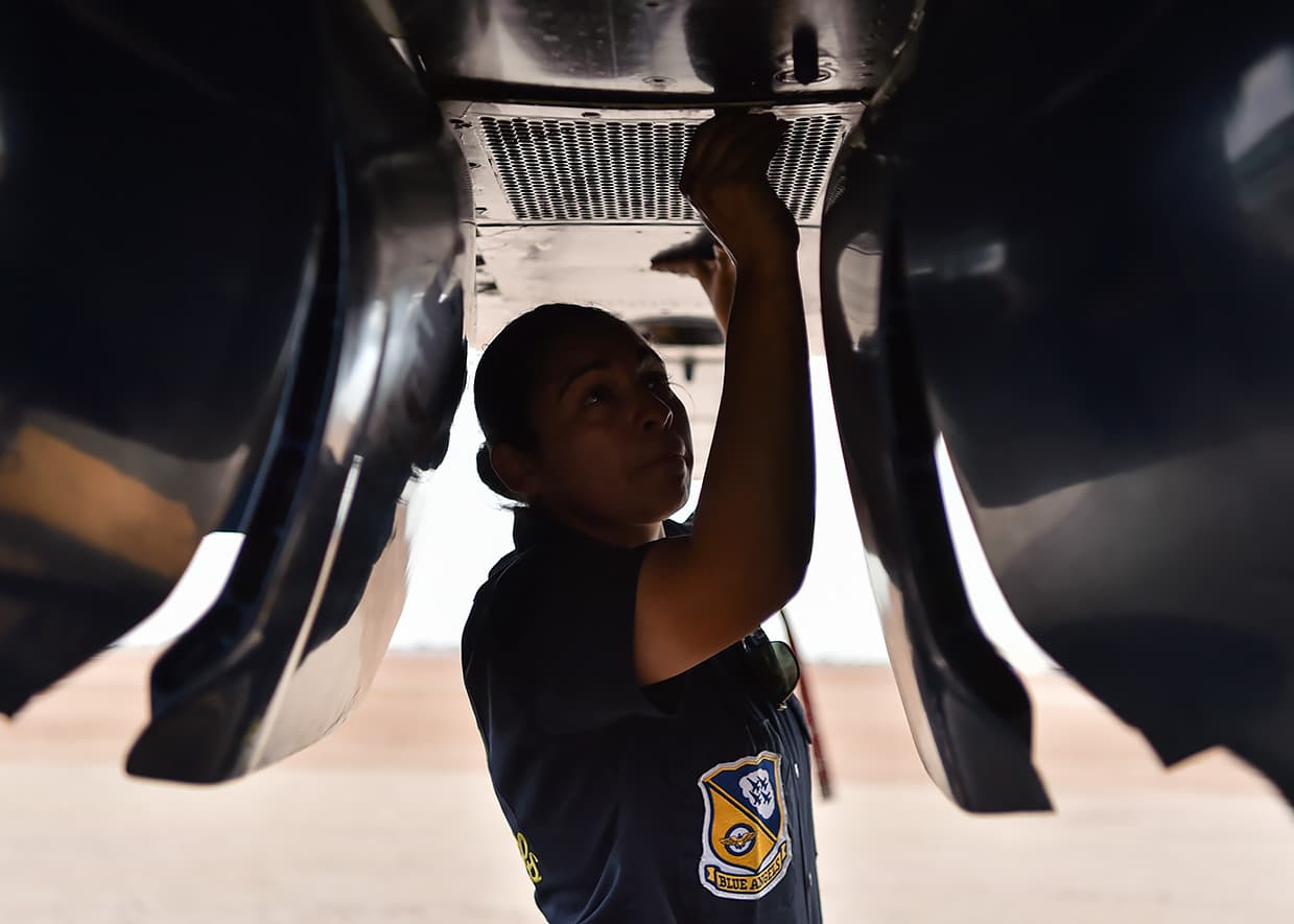 Las mujeres también forman parte del escuadrón de exhibiciones cada año. Actualmente 23 mujeres pilotos forman parte del equipo, que incluyen una oficial, 21 alistadas y una piloto civil.